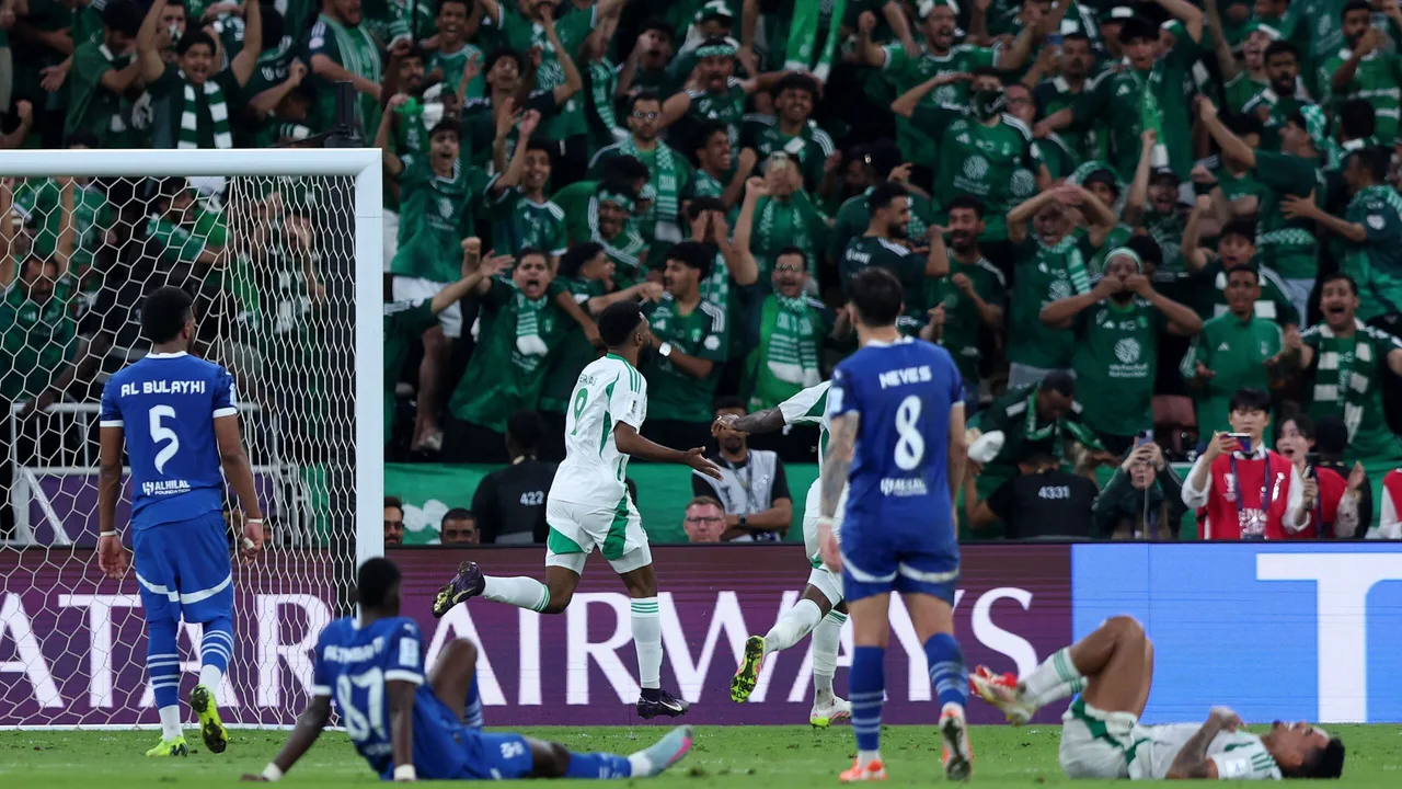 القنوات الناقلة لمواجهة الأهلي والهلال في نصف نهائي كأس الملك السعودي 2025